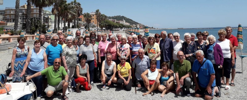 Il gruppo del soggiorno marino nel giorno della visita dell'assessore al Volontariato Ezio Donadio 